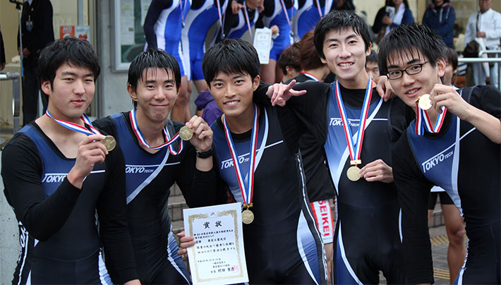 男子舵手付きフォアのメンバー（左から村田さん、奥村さん、中森さん、植田さん、井上さん）