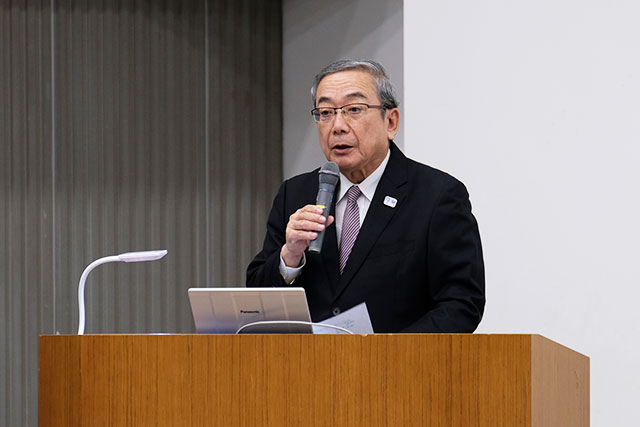 開会のあいさつをする三島学長