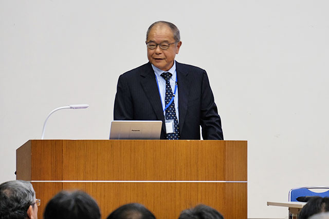 GHEUの活動と今後の戦略について説明する岡崎特命教授
