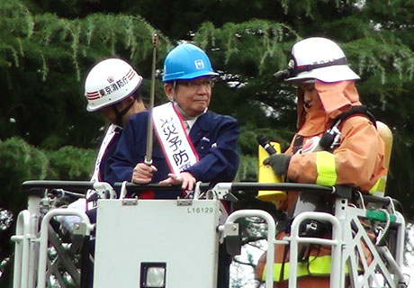 放水指揮を執る三島学長