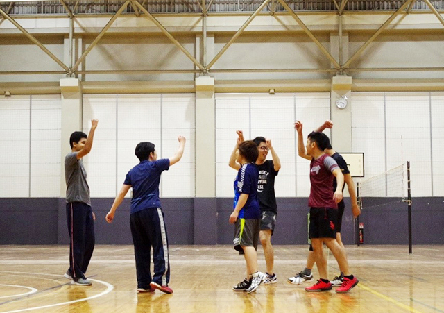 点を取った喜びを分かち合う参加者たち