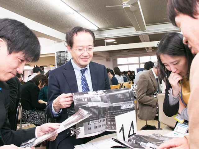 円型の段ボールでできた「えんたくん」を4名で囲み対話する様子