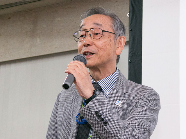 開会の挨拶をする岡田清理事・副学長