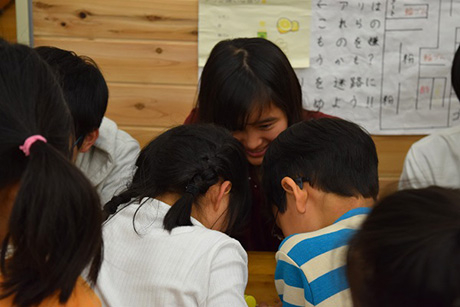 学生の説明に聞き入る小学生たち