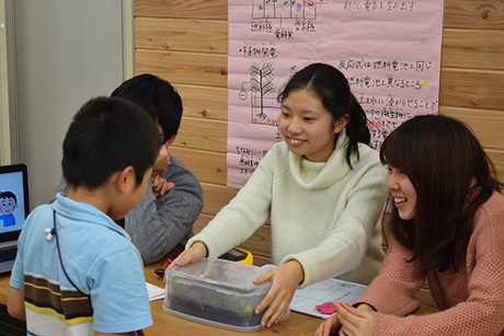 学生の説明に聞き入る小学生たち