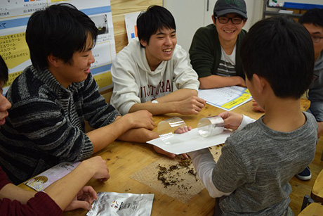 積極的に取り組む小学生の様子