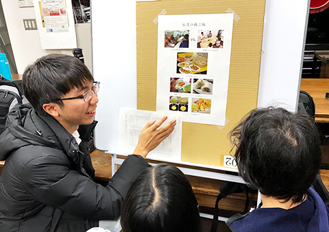 台湾の朝食について説明する留学生