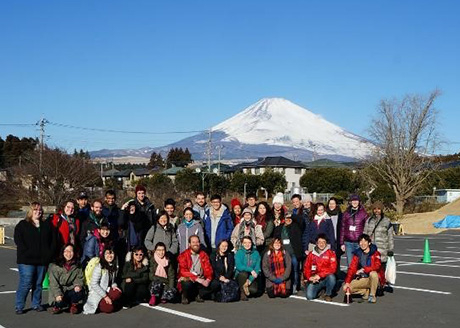 御殿場で富士山を背景に集合写真（写真：野田夏実さん（今回の参加者：東京大学の学生さん））