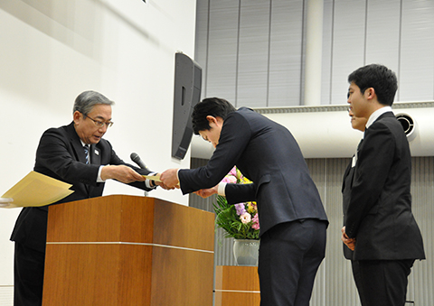 三島学長から賞状を授与される受賞者