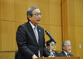 お祝いのメッセージを贈る三島学長（当時）