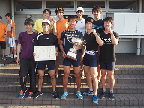 男子エイトの優勝メンバー（上段左から：原さん、井上さん、藤井さん、服部さん、下段左から：中島さん、長谷川さん、舩岡さん、小川さん、村田さん）