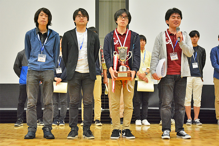 優勝チームのメンバー（左から）高山柊さん、岸本崇志さん、澤田一樹さん、大橋滉也さん