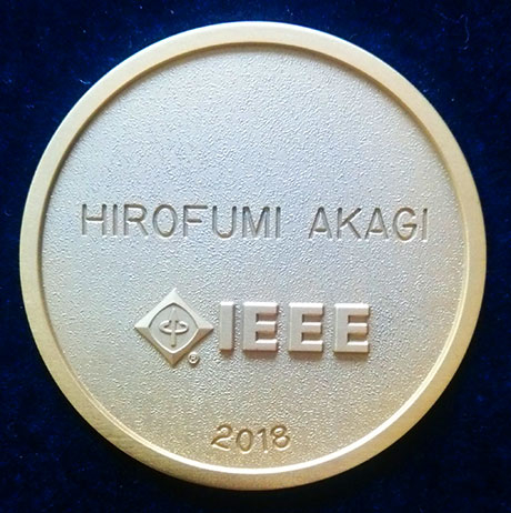 赤木特任教授に贈呈された金メダル（直径65 mm、厚さ5 mm、重さ163 g）と賞状