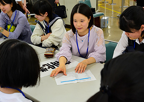 先輩から専門の話を聞く参加者