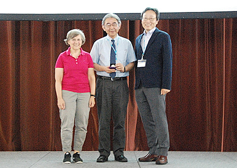 （左から）リヤカ・クンスト教授、太田教授、埼玉大学の西田生郎教授（第23回国際植物脂質シンポジウム オーガナイザー）