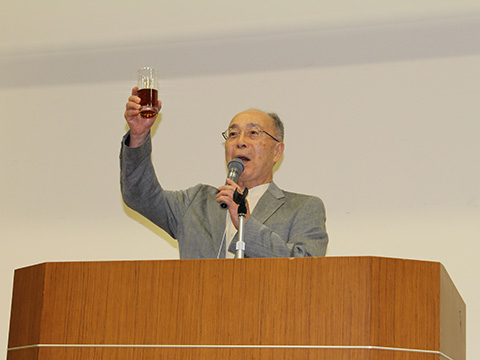 伊賀元学長の乾杯の音頭