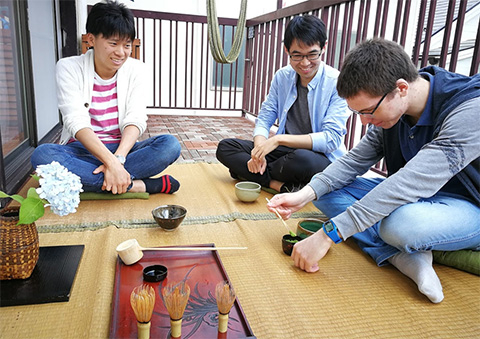 茶道を楽しむ片山さん、モンさん、アレクサンダーさん（左から）
