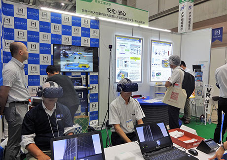 東京工業大学のブースで、VR体験を行う来場者