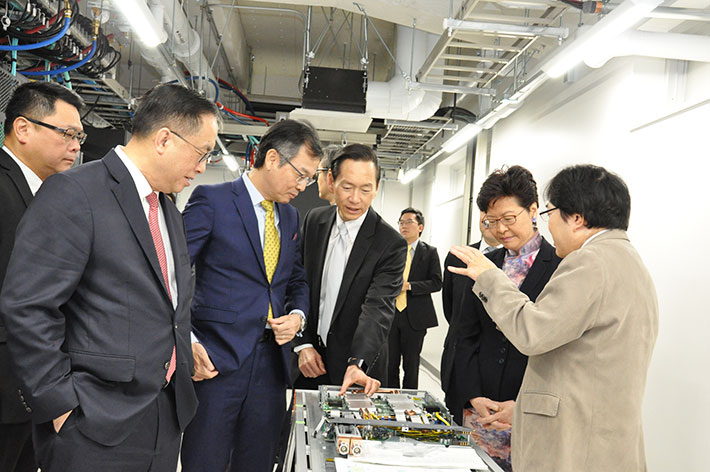 青木教授（右端）からTSUBAME3.0について説明を受けるラム行政長官