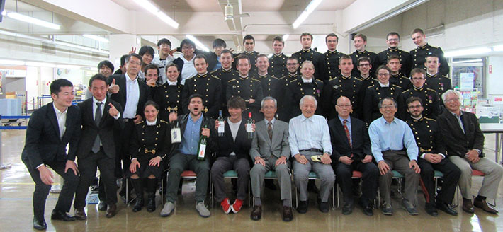 両校の学生と本学柔道部OB、長谷川師範ら関係者との集合写真（長谷川師範は最前列の右から4番目）