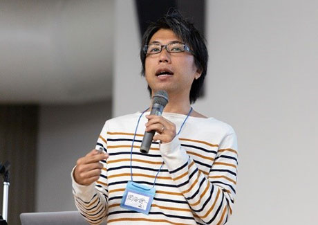 無線通信技術の発展について講演する岡田准教授