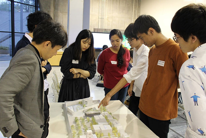 Taki Plazaの模型を前に、隈研吾建築都市設計事務所の方に中の様子などを確認しながら活用方法について議論する参加者