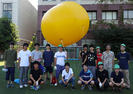 気球試験の全体集合写真（Rossete、RASTICAS、松永三郎教授、ティーチング アシスタント）