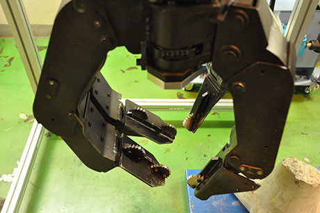 複雑な形状の40 ㎏のテトラポットを軽々つかむハンドロボット