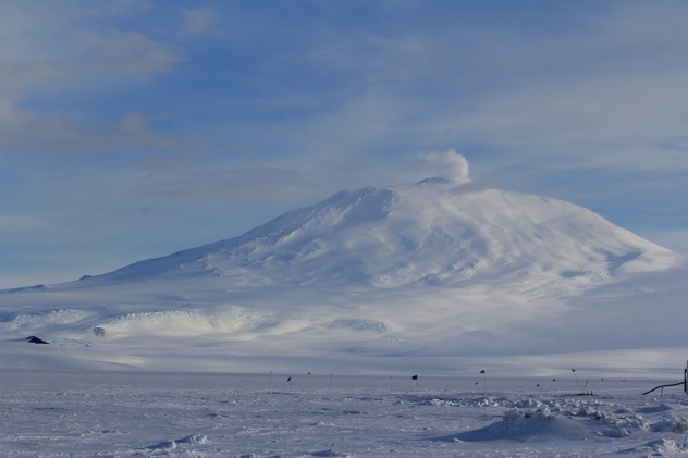 南極の氷床の近く（この写真ではエレバス火山の噴火）の対流圏噴火は、地球規模の気候に影響を与えることなく、氷床コア記録における顕著な硫酸塩ピークと関連している可能性がある。このため、硫酸同位体を用いた成層圏噴火と局所的（対流圏）噴火を区別することは重要である。撮影：ブルーノ・ジュールダン（Bruno Jourdain）