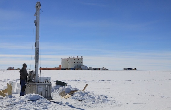 本研究における南極大陸ドームCにおける5つの氷床コア掘削の様子。撮影：ブルーノ・ジュールダン（Bruno Jourdain）