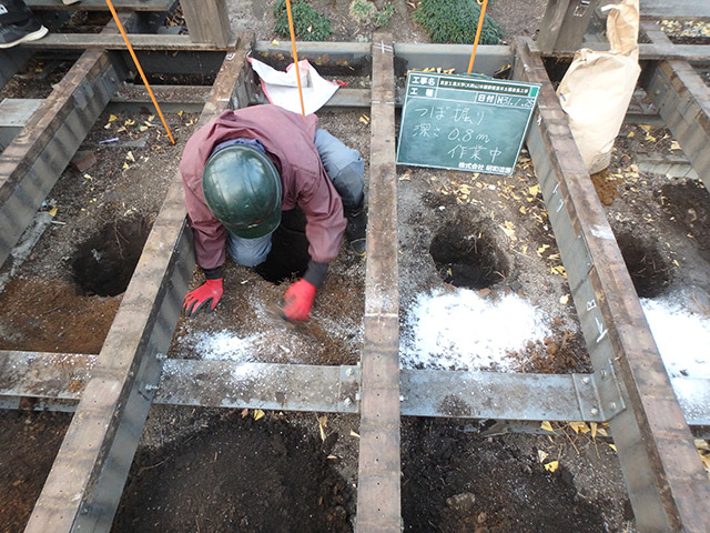 土壌改良の作業の様子（つぼ堀・埋め戻し作業、円筒状に土を掘り土壌改良材等を投入する）