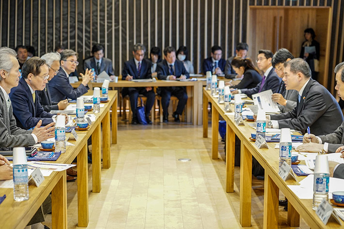 Masu (second from left) in discussion with Minister Shibayama (second from right)
