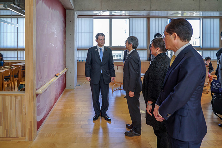 Shibayama (left) at AGORA at Earth-Life Science Institute