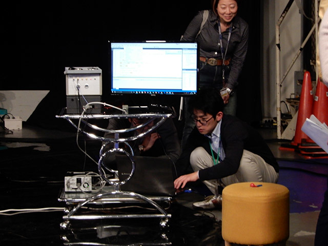 NHKスタジオでダイヤモンド量子センサの試作機の準備をする増山雄太研究員