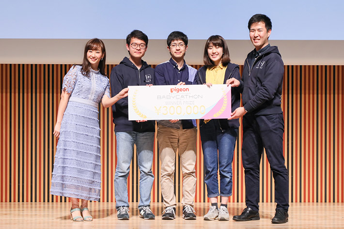 ゲスト審査員のタレント藤本美貴さん（左端）から表彰される東工大チーム（左二人目から井澤さん、大西さん、小野さん、藤田さん）