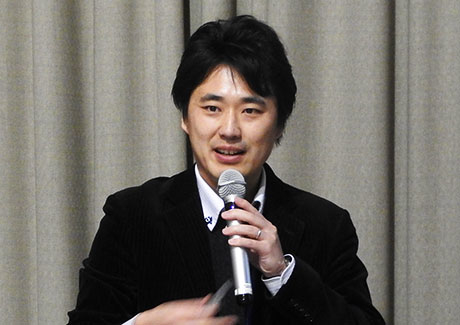 全体会で発表する藤井特任准教授