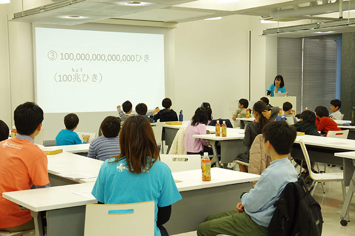 学生による腸内細菌の説明を聞く子どもたち