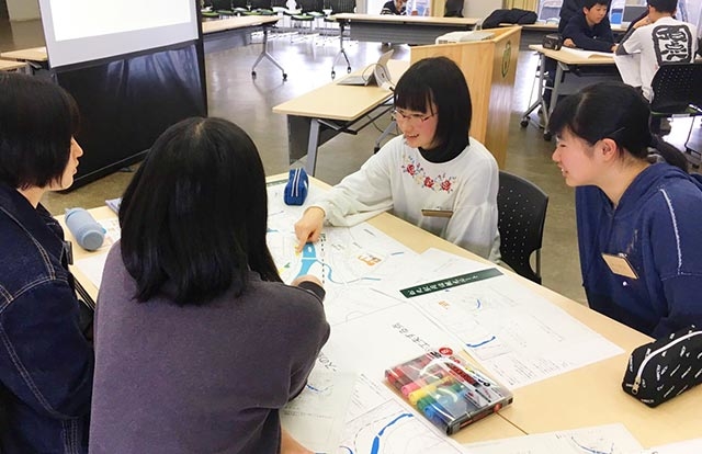 地図を広げて自分たちの町の魅力を再発見