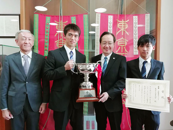 Celebrating victory: (from left) Club Prof. Hidenori Kosaka, club captain Hiroki Hattori, Tokyo Tech President Kazuya Masu, club rep Tsukasa Kubo