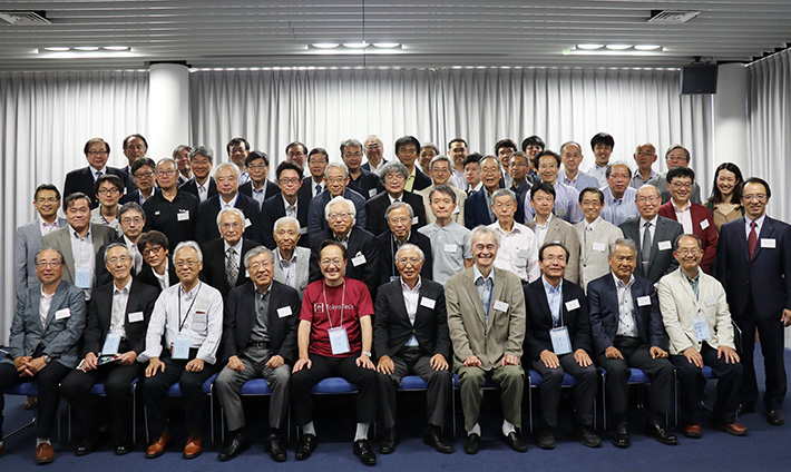 昼食会での集合写真