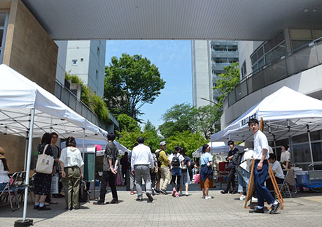 すずかけ通りを行き交う来場者