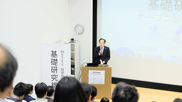 挨拶する益学長