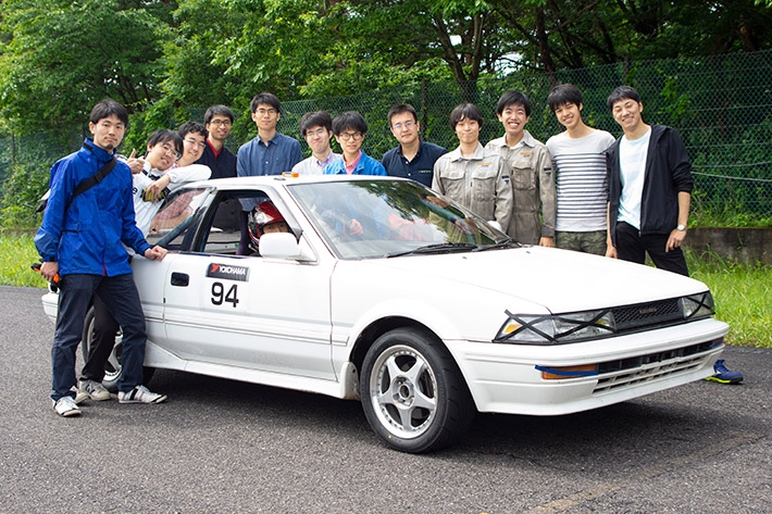 準優勝した車両を囲む自動車部員