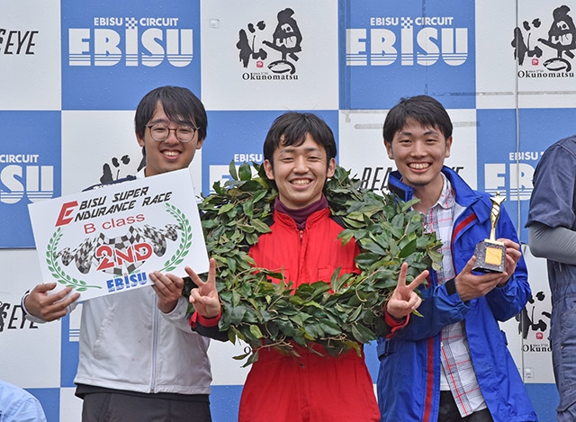 準優勝の表彰台で喜ぶ自動車部の三役（肩書は当時）。左から主務 池田拓弥さん（物質理工学院 材料系 修士課程2年）、主将 栗原遼大さん（環境・社会理工学院 土木・環境工学系 博士課程1年）、副将 岡田陽太郎さん（物質理工学院 材料系 博士課程1年）