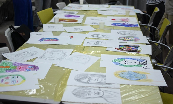 参加学生の作品（自画像、肖像画。それぞれ、鉛筆、クレヨン。右手で描かれたもの、左手で描かれたもの、両手で描かれたもの。）