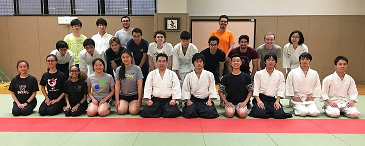 合氣道部の学生とプログラム参加学生