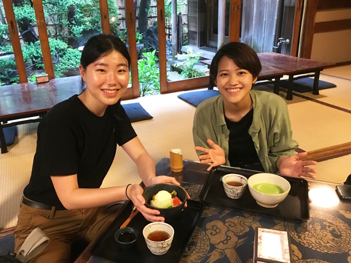 ジェイミーさん（左）と山崎さん