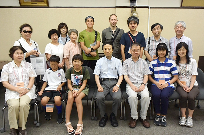 ツアー案内役の博物館広瀬茂久特命教授（前列中央）、亀井宏行特任教授（前列中央右）を囲んでの記念撮影