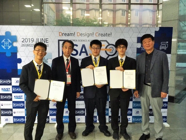 （左から）受賞した高橋さん、佐伯元司附属高校校長、後藤さん、渋沢さん。右端は韓国科学アカデミーのチュン・ユーン（Chung Yoon）校長