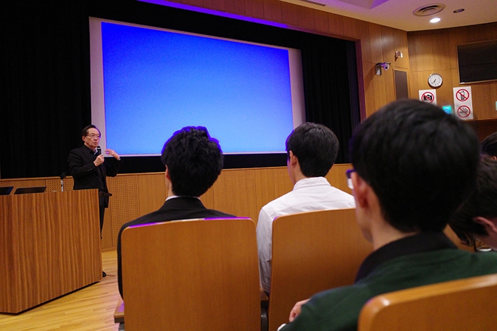  発表について講評する益一哉学長